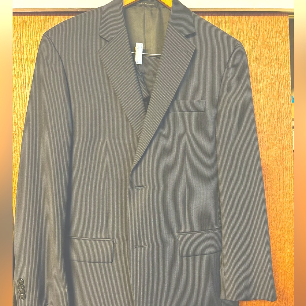 Michael Kors 70% Wool 30% Polyester navy blue with white pine stripes. Size 40R